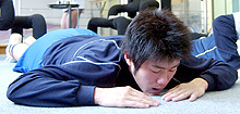 ヤクルト佐藤由は寮内でのトレーニングの合間に目を閉じて休憩（撮影・松本俊）