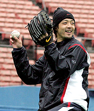 キャッチボールするロッテ小林（撮影・蔦林史峰）