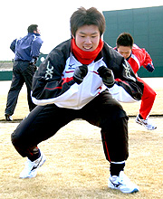 ヤクルト佐藤由は下半身強化で相撲のすり足を行う（撮影・松本俊）