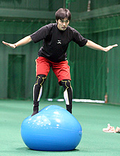 和田はバランスボールの上に立ち下半身強化（撮影・進尚幸）
