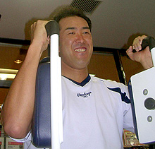 自主トレを公開した門倉（撮影・宮下敬至）