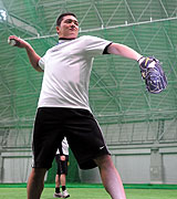 自主トレを公開した久保田は室内でキャッチボール調整（撮影・加藤仁）