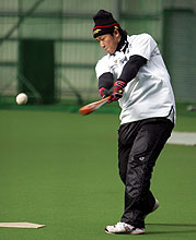 打撃練習に汗を流す中田（撮影・黒川智章）