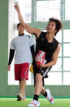自主トレを公開した藤川はゴロ捕球で強い送球をみせる（撮影・加藤仁）
