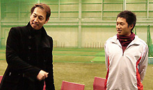 大学の先輩、西崎氏（左）と対面した楽天長谷部（撮影・金子航）