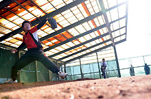 ブルペンに入り、熱のこもった投球をみせるヤクルト佐藤由（撮影・栗山尚久）