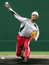 マウンドに立って投球練習を行う新垣（撮影・藤尾明華）