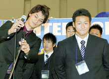ダルビッシュ（手前左）の隣で緊張した表情を見せる日本ハム中田翔（共同）
