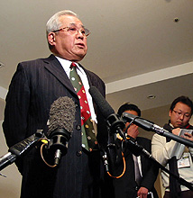 スタッフ会議を終えて会見する楽天野村監督（撮影・金子航）
