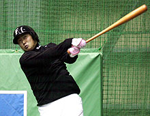プロ入り初のフリー打撃に汗を流す中田（撮影・黒川智章）