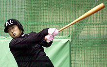 プロ入り初のフリー打撃に汗を流す中田(撮影・黒川智章)