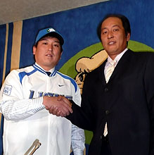 中日から移籍した岡本（左）は、入団会見で渡辺監督と握手（撮影・山内崇章）