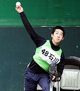 初のブルペンで投げ込む阪神ルーキー石川（撮影・宮崎幸一）