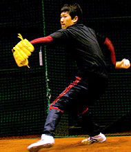 ブルペンで力のこもった投球を見せる楽天田中（撮影・小松正明）