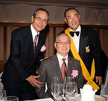 張本勲氏（右）の「無窮花章」受賞パーティーに駆けつけ祝福する長嶋茂雄巨人終身名誉監督(中央)とソフトバンク王監督（撮影・山崎哲司）