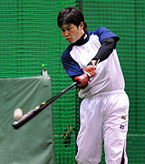 甲子園室内で初めて自主トレを行った新井はマシン打撃(撮影・加藤仁)