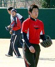 増渕（左）は、佐藤由へ視線を送りながら移動する（撮影・松本俊）