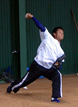 北谷球場で初めてブルペン入りした中日中田