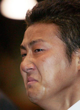 大阪桐蔭高の卒業式の終了間際、感極まって涙を流す日本ハム中田（撮影・長島一浩）