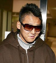 髪をカットし、ソフトモヒカンにご満悦の日本ハム中田（撮影・長島一浩）