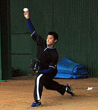 北谷球場で２日連続でブルペン入りした中日中田（撮影・益田一弘）