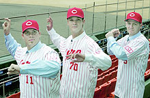 広島の新外国人選手（左から）ルイス投手、シュルツ投手、シーボル内野手（共同）
