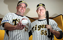 来日した（左から）スコット・アッチソンとルー・フォードは笑顔を見せる（撮影・田崎高広）