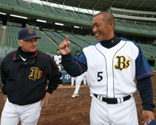コリンズ監督(左)と談笑する清原(撮影・渦原淳)