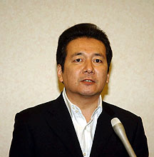 新外国人選手、パウエルの獲得について報道陣に説明する竹内ＣＯＯ（撮影・中村泰三）