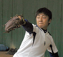 北谷球場でブルペン入りした高橋(撮影・益田一弘)