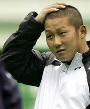 練習中、頭部を右手で触る日本ハム中田(撮影・長島一浩)