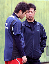 長田コーチ（右）に注意され、肩を落とす佐藤由（撮影・栗山尚久）