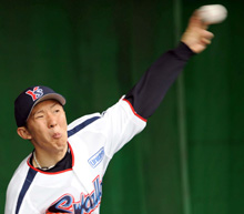 気迫のピッチングを見せる加藤（撮影・栗山尚久）