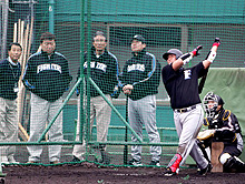 全体練習後の特打で豪快な打撃を見せる中田（撮影・長島一浩）