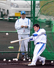 大久保コーチが見守る中、特打で柵越えを連発する西武中村（撮影・下田雄一）