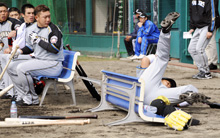 紅白戦の３回、村田の打球がベンチを直撃、ひっくり返る日本ハムの中田（共同）