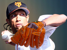 ブルペン投球で真剣な表情で投げるクルーン（撮影・浅見桂子）