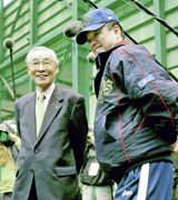 キャンプ地を視察のパ小池会長（左）と話すオリックス中村球団本部長（共同）