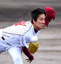 帽子を飛ばし力投する田中(撮影・野上伸悟)