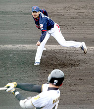 3回表無死、ヤクルト村中は阪神清水を三振にとる(撮影・宮崎幸一)