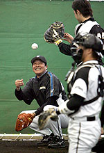 ダルビッシュの球を捕球し笑顔の梨田監督（撮影・黒川智章）