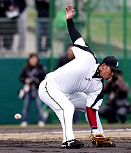 守備練習でトンネルをする中田翔（撮影・長島一浩）