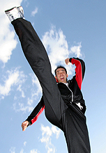 キャンプ休日、気合のジャンプを見せる門倉（撮影・鹿野芳博）