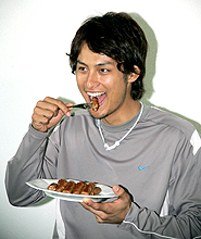 パッケージの起用が決まった自社製品を食べるダルビッシュ（撮影・黒川智章）