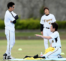 矢野は筒井(右)にお説教。後方は玉置(撮影・田崎高広)
