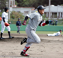 紅白戦の4回表無死、中田は三塁強襲の打球で必死に走り内野安打とする。左は投手宮西、右は三塁手小谷野(撮影・黒川智章)