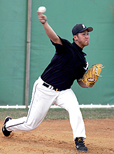 ブルペンで投球する中田（撮影・黒川智章）