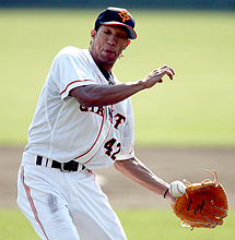 ３回紅組２死三塁、クルーンは木村拓の打球を手首に当てる（撮影・鹿野芳博）