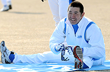笑顔でストレッチするＧ・Ｇ・佐藤（撮影・柴田隆二）