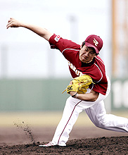 紅白戦で力投する楽天田中（撮影・野上伸悟）